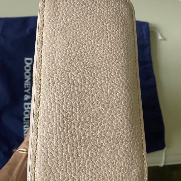 Dooney & Bourke light beige or cream color crossbody bag - Picture 3 of 6